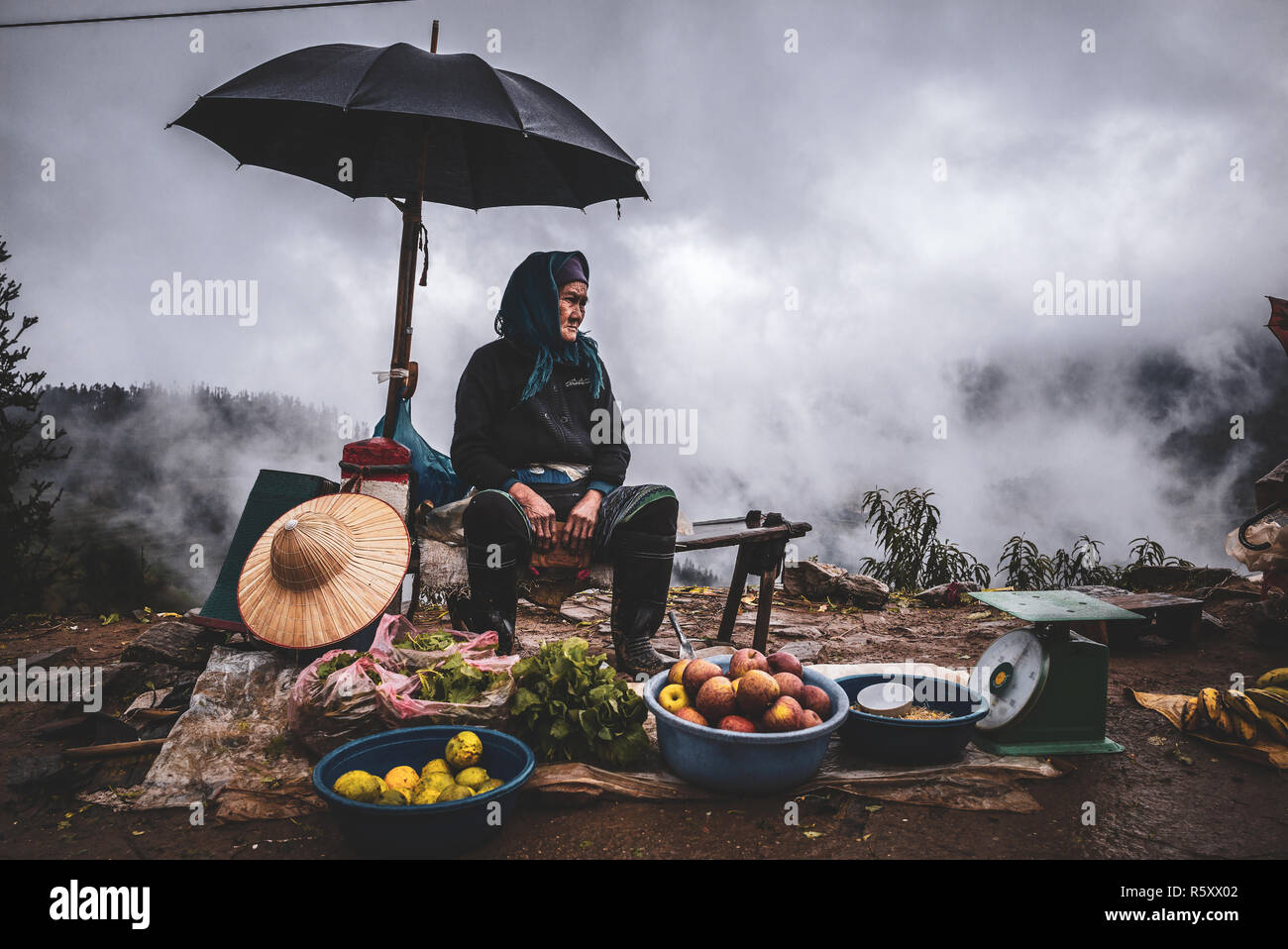 Alte Dame verkauft Essen und Gemüse in den Bergen von Sapa, Vietnam Stockfoto