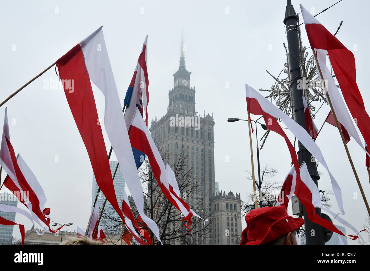 Polnische Fahnen vor dem Palast der Kultur und Wissenschaft, die nationale Unabhängigkeit Tag März, 100 Jahr Jubiläum, Warschau, Polen, 11. November 2018 Stockfoto