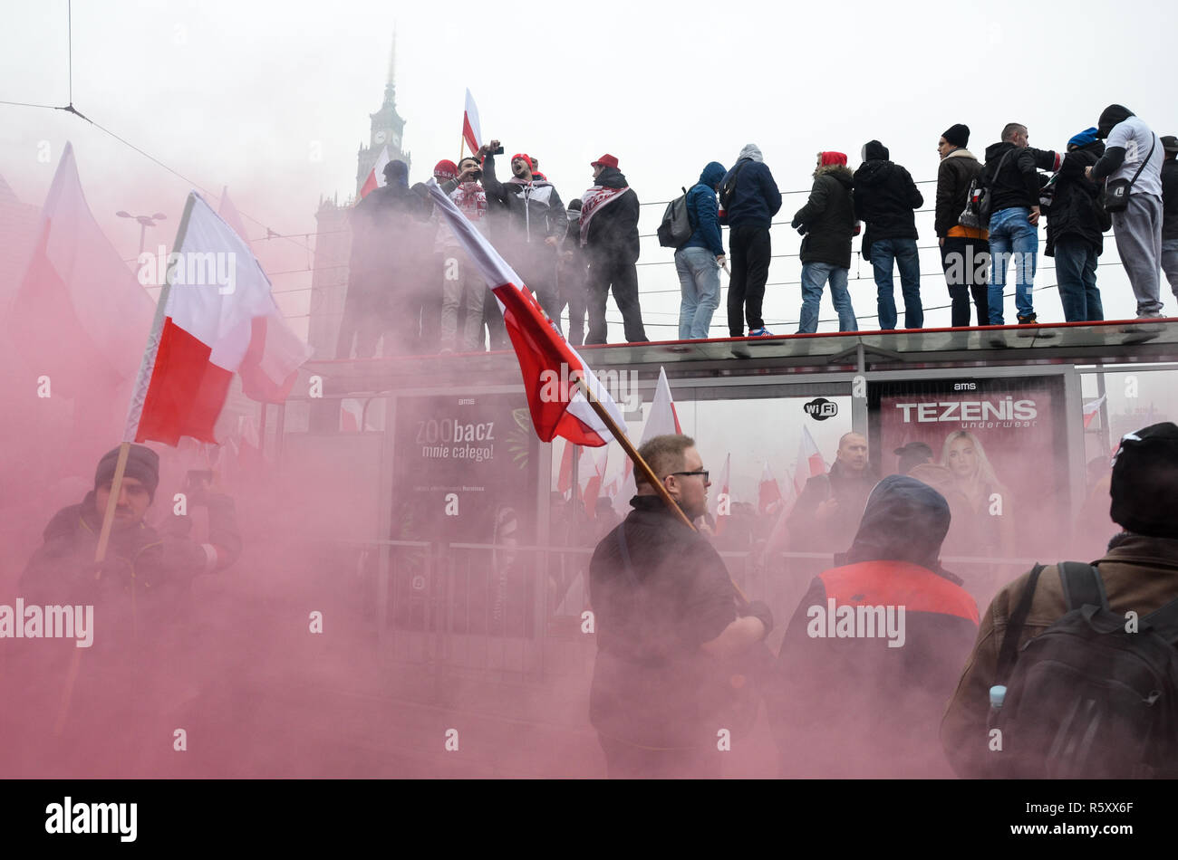 Ein Aufflackern schafft roten Rauch in der Nähe des Palastes der Kultur, der polnischen Nationalen Tag der Unabhängigkeit März, 100 Jahr Jubiläum, Warschau, Polen, 11. November 2018 Stockfoto