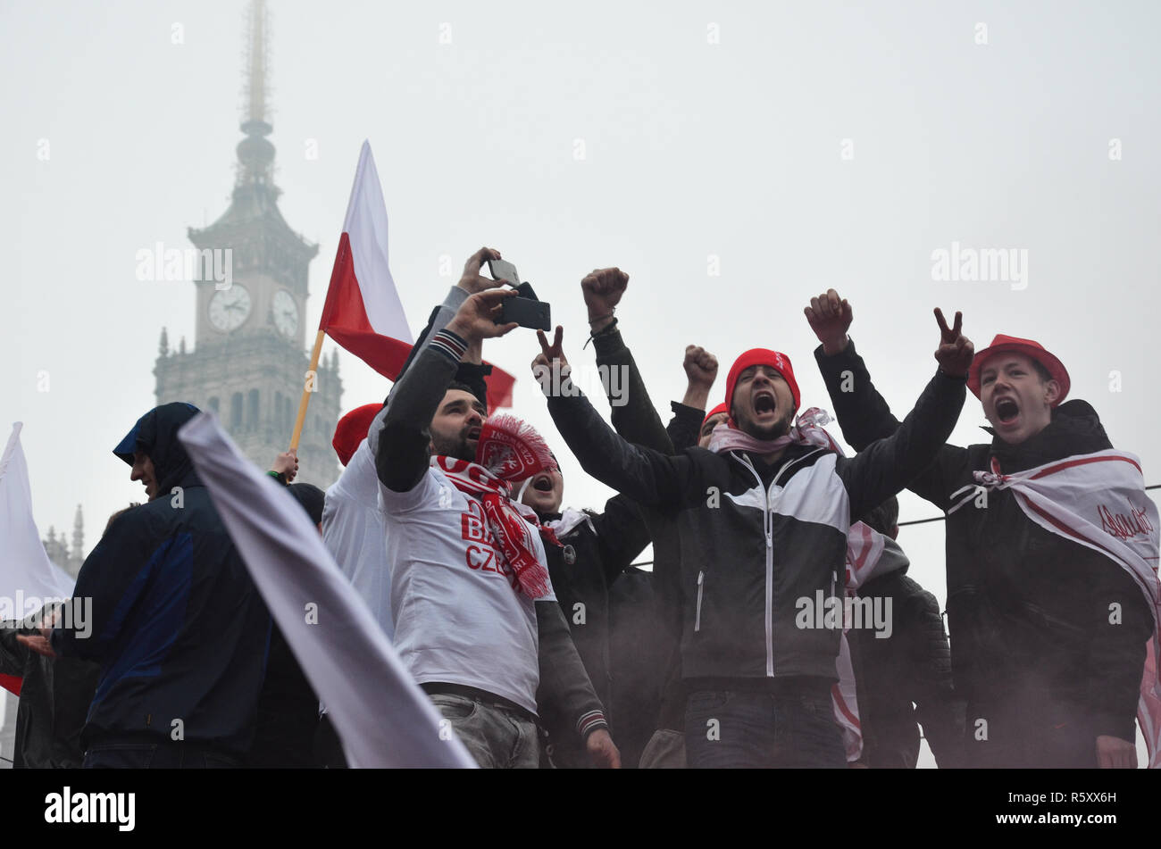 Eine Gruppe Männer singen auf einer Bushaltestelle, Polnische nationale Unabhängigkeit Tag März, 100 Jahr Jubiläum, Warschau, Polen, 11. November 2018 Stockfoto
