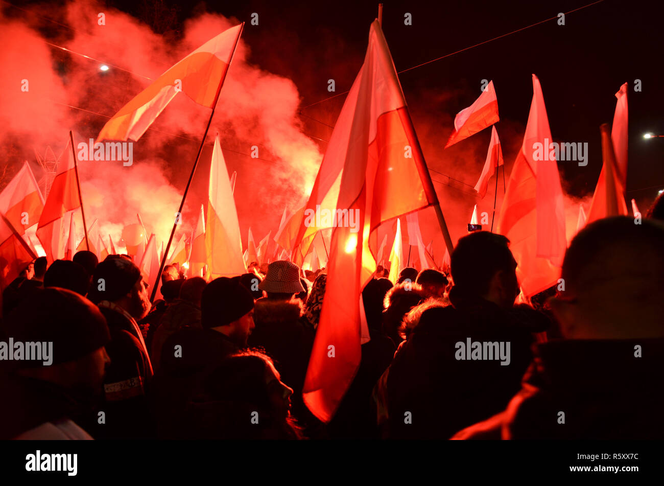 Eine Masse, die mit Fahnen und roten Leuchtraketen auf Jerusalem Avenue, Polnische nationale Unabhängigkeit Tag März, 100 Jahr Jubiläum, Warschau, Polen, 11. November 2018 Stockfoto