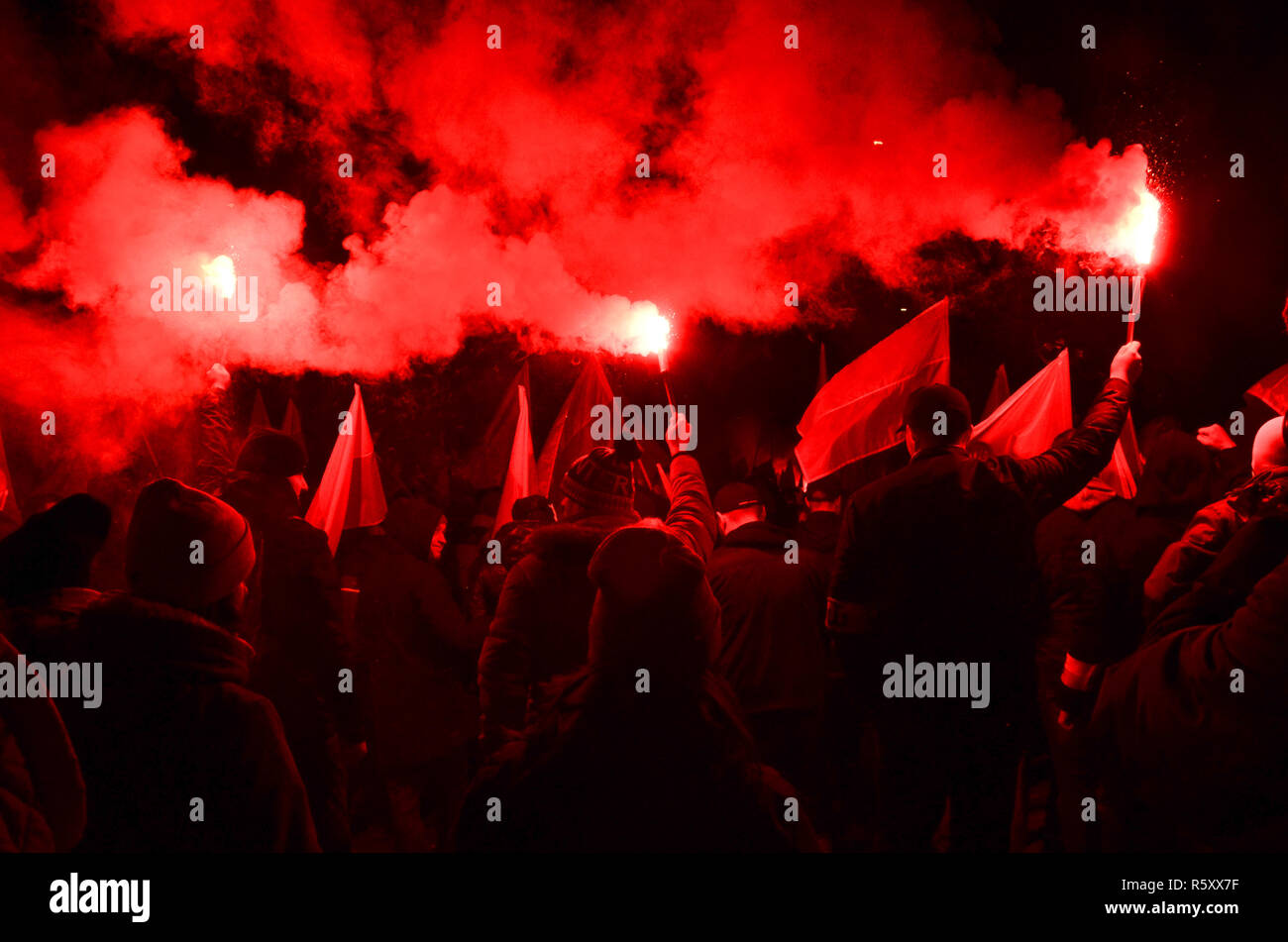 Eine Masse, die mit Fahnen und roten Leuchtraketen auf Jerusalem Avenue, Polnische nationale Unabhängigkeit Tag März, 100 Jahr Jubiläum, Warschau, Polen, 11. November 2018 Stockfoto