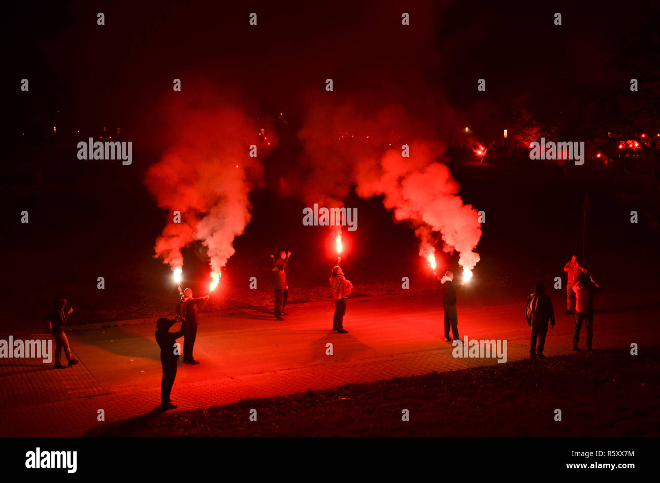 Eine Gruppe licht Flares in der Nähe des National Stadium, die Polnische nationale Unabhängigkeit Tag März, 100 Jahr Jubiläum, Warschau, 11. November 2018, Polen, 2018 Stockfoto