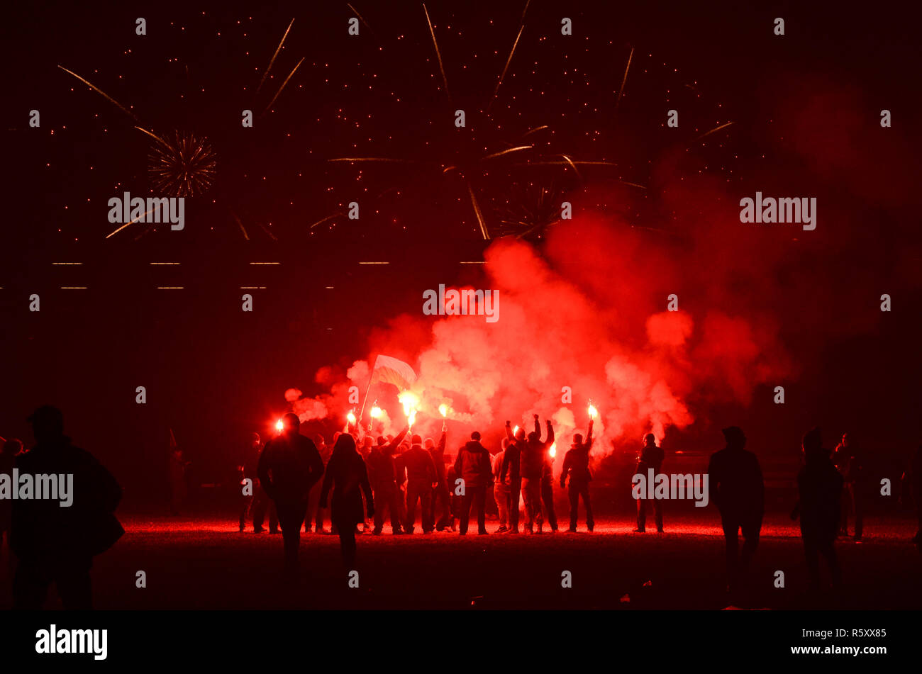 Eine Gruppe licht Fackeln vor einem Feuerwerk, die Polnische nationale Unabhängigkeit Tag März, 100 Jahr Jubiläum, Warschau, Polen, 11. November 2018 Stockfoto