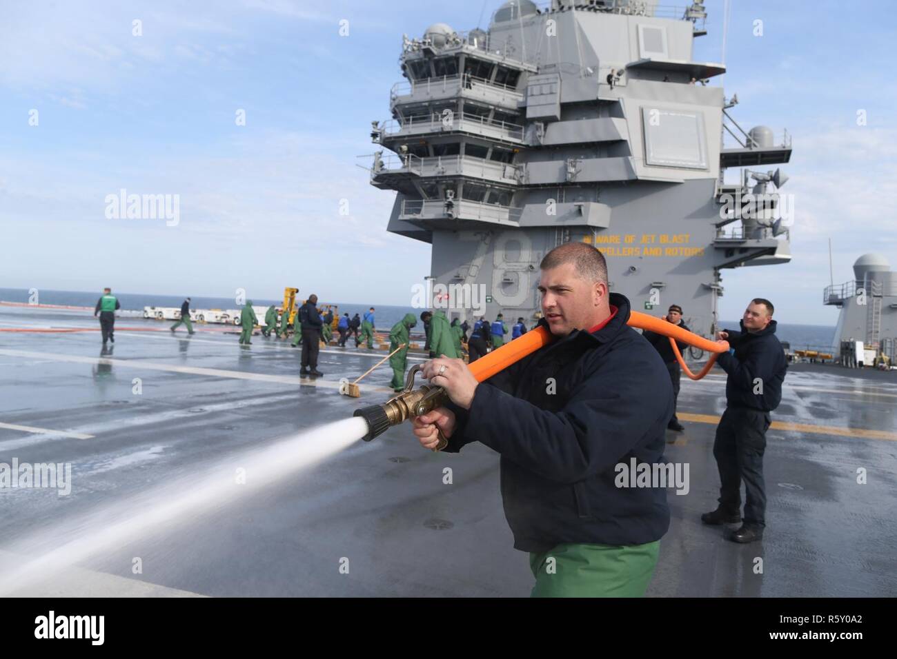 Atlantischer Ozean (April. 13, 2017) - der Luftfahrt Bootsmann Mate 1