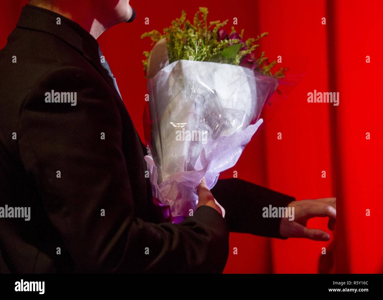 Eine Bühne Hand hält Blumen für die Mutter von Jaclyn Mariano, überlebende Tochter von Air Force Master Sgt. Jude C. Mariano, während die Tragödie Assistance Program für Überlebende (TAPS) 2017 Honor Guard Gala in Washington, D.C., 12. April 2017. Die Leadership Award würdigt eine Person, die ihre Erfahrungen und hat demonstriert überdurchnittliches Führung im Auftrag von anderen militärischen Überlebenden. Während der Veranstaltung der National Basketball Association und USA Basketball erhielten die konstituierenden National Community Partnership Award, präsentiert für die Unterstützung, die sie, für die Nation Militär gezeigt haben Stockfoto