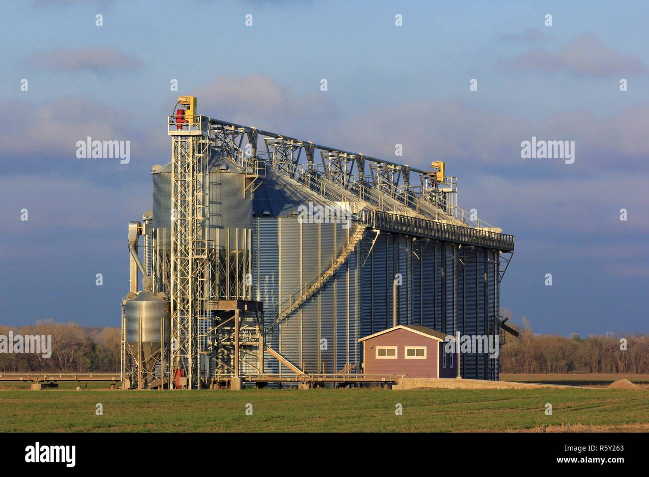 Aufzug durch eine Autobahn mit einem Bürogebäude mit blauem Himmel. Stockfoto