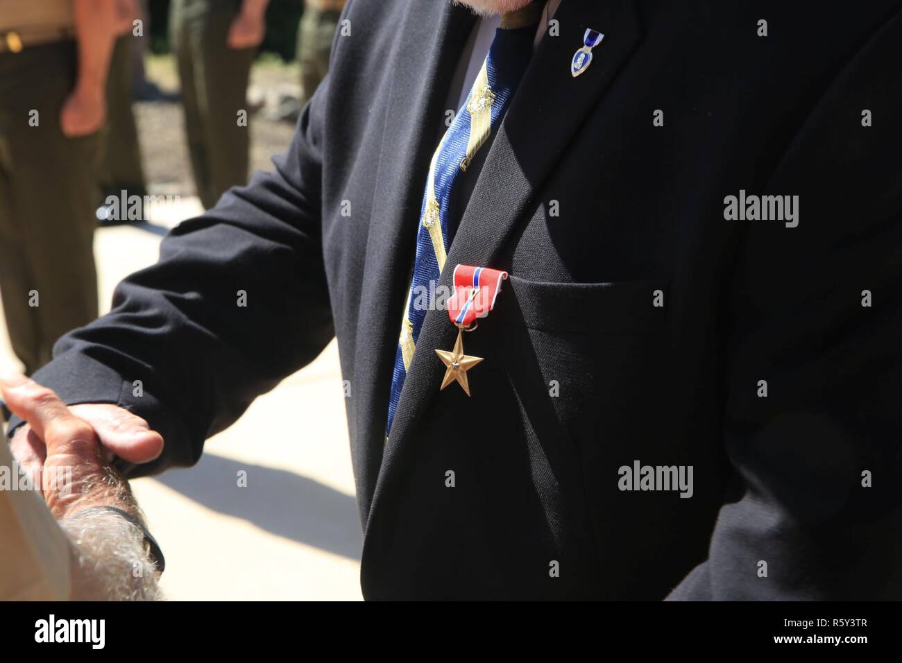 Der Bronze Star mit 'V' Gerät für Tapferkeit präsentiert im Ruhestand Marine Sgt. Michael F. Van Houtte im Marine Corps Base Camp Pendleton, Kalifornien, 21. April 2017. Van Houtte erhielt die Auszeichnung für seine heroische Leistung, heute im Zusammenhang mit Kampfhandlungen gegen den Feind während seiner Tätigkeit als Squad-Leader, als er ein Gefreiter mit Firma M, 3. Bataillon, 1. Marineregiment, 1. Marineabteilung, in Vietnam war vor 50 Jahren. Stockfoto