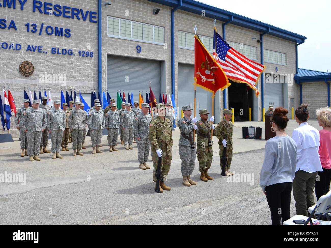 Soldaten aus der 201. Harbor Master Operation Detachment stehen stramm, während einer Zeremonie der Bereitstellung in der Mare Island US Army Reserve Center 22 April. Oberstleutnant Thomas J. Harzewski, reiste 483rd Terminal Bataillonskommandeur in Vallejo, Kalifornien, Chief Warrant Officer 5 Kenneth Lashbrook, 201. Harbor Master Operation Detachment zuständigen Offizier, und 1st Sgt. Ryan Smith, 201. HMOD Unteroffizier verantwortlich, an einem schönen Tag der kalifornischen zu unterstützen. Stockfoto