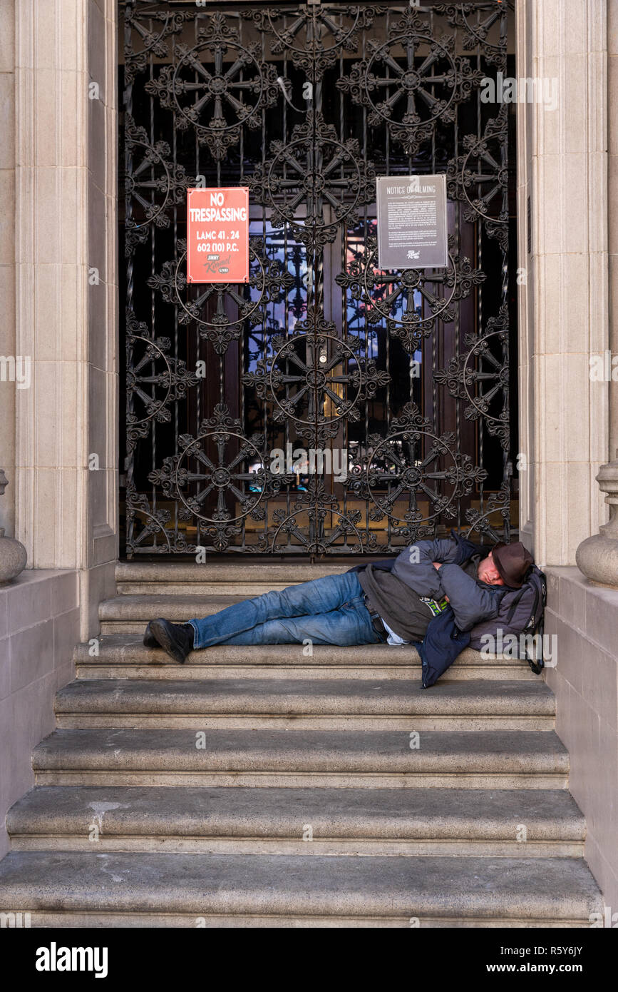 Person anscheinend Schlafen auf die Schritte der Hollywood Masonic Temple, AKA El Capitan Entertainment Center, auf dem Hollywood Boulevard in Los Angeles. Stockfoto