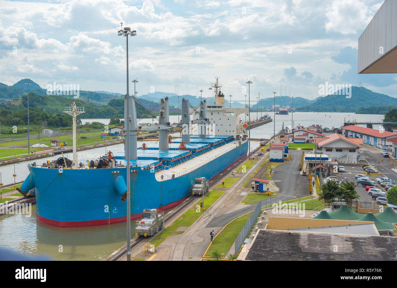 Große Frachtschiffe Pass durch den Panamakanal Schlösser. Diese alltägliche Ereignis, stellt das Ergebnis der beiden Gebühren, und Tourismus, für das ganze Land. Stockfoto