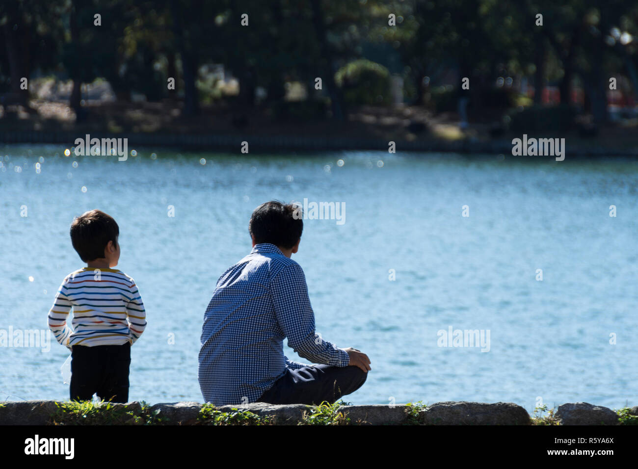 Vater und Sohn klebezeit am Fluss oder am See. Stockfoto