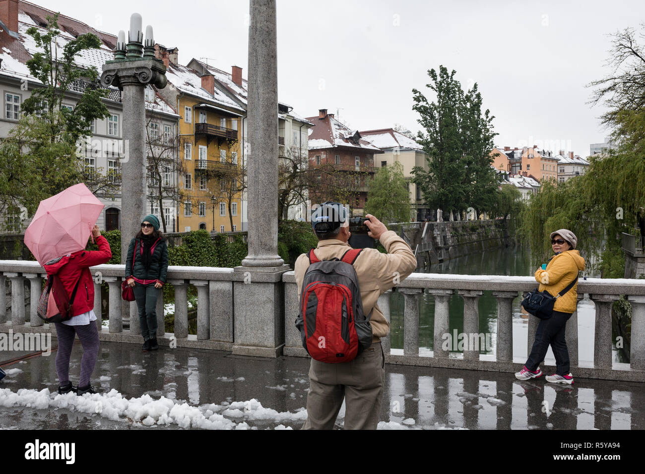 Touristen aus Asien in Ljubljana, Slowenien am 28. April 2016. /Ασιάτες τουρίστες στην Λιουμπλιάνα, Σλοβενία, 28 Απριλίου 2016. Stockfoto