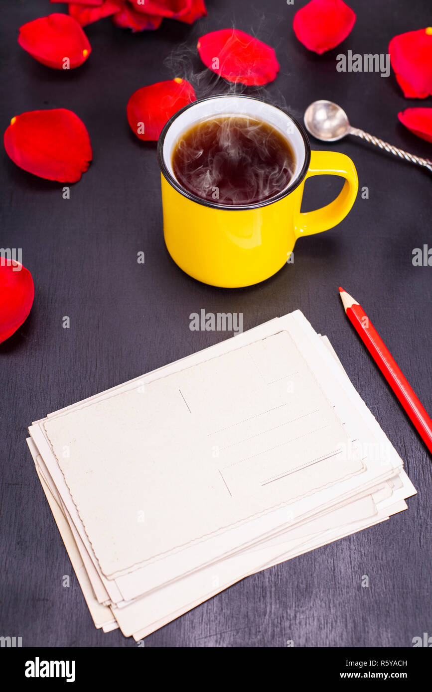 Leeren alten Papier Postkarten mit einem roten Stift Stockfoto