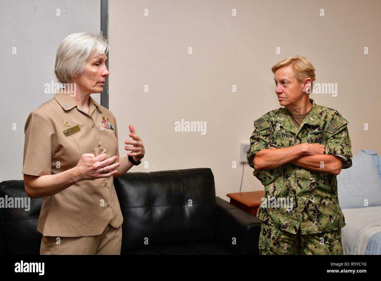 SAN DIEGO (17. April 2017) Kapitän Rita Simmons, kommandierender Offizier, Marinegesundheit Forschungszentrum (NHRC) und Vice Adm. Nora Tyson, Commander, U.S. 3 Flotte, erörtern, wie die Forschung der Gesundheit und der Bereitschaft der Service Mitglieder verbessern können. Während der Tour, Simmons gibt einen Überblick über die laufende Forschung der Befehl, die untersucht ökologische Physiologie, ansteckende Krankheiten, Schlaf und Ermüdung mitigation Studien, psychische Gesundheit und Belastbarkeit, und die Prävention und Rehabilitation. Stockfoto