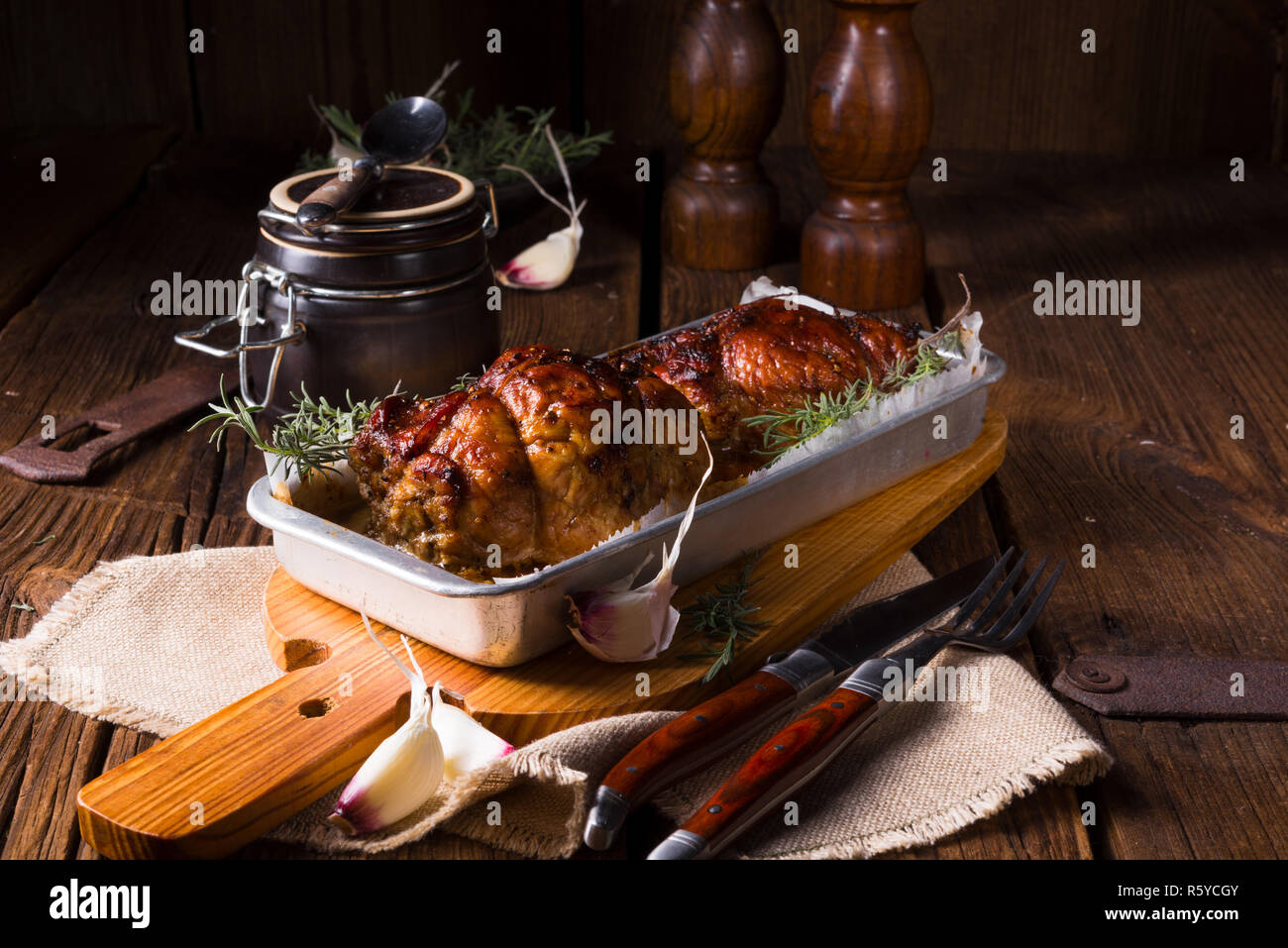 Kleine Rollen Braten mit getrockneten Früchten und Speck Stockfoto