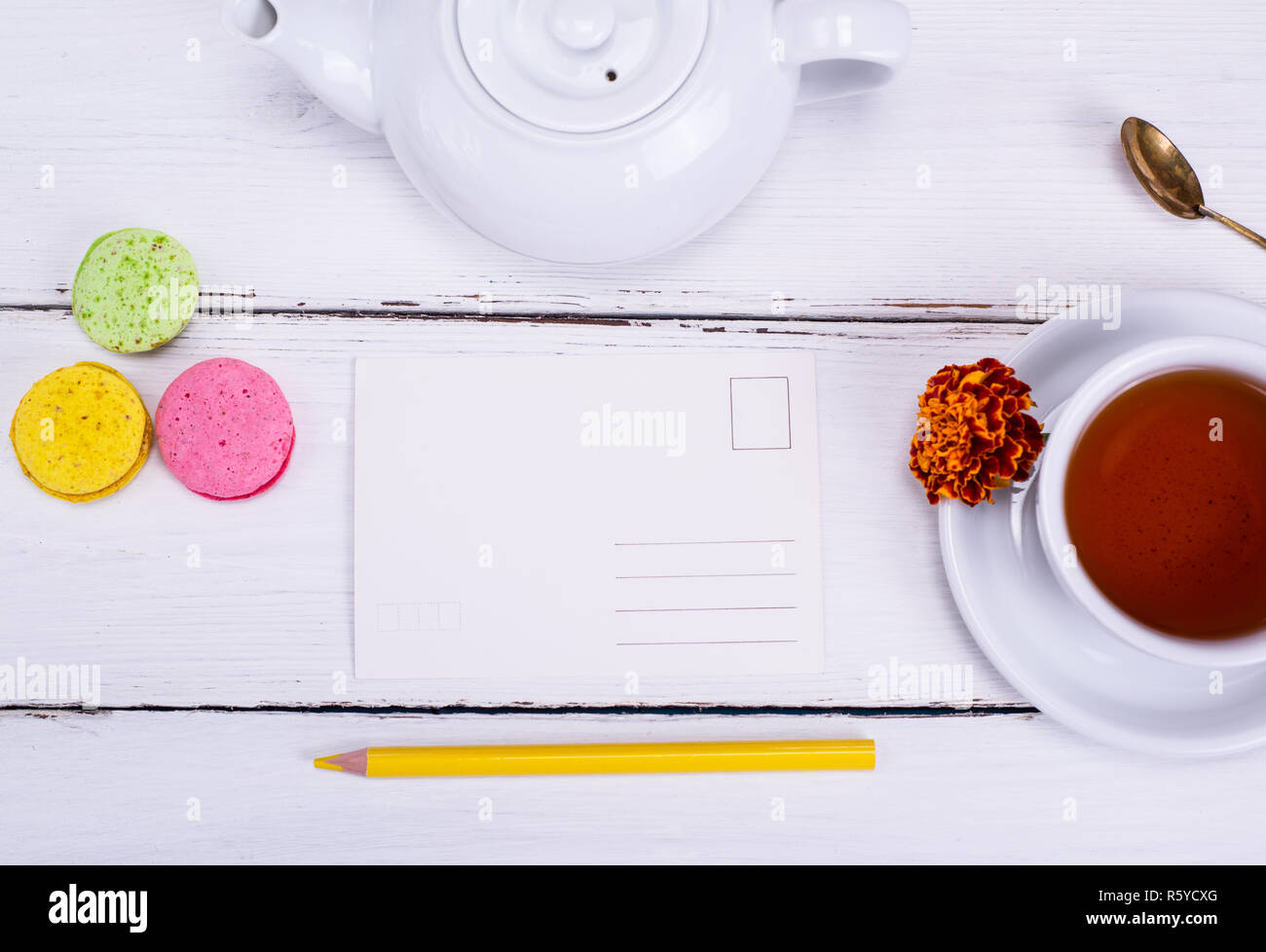 Leere Papier Postkarte und Tasse Tee Stockfoto