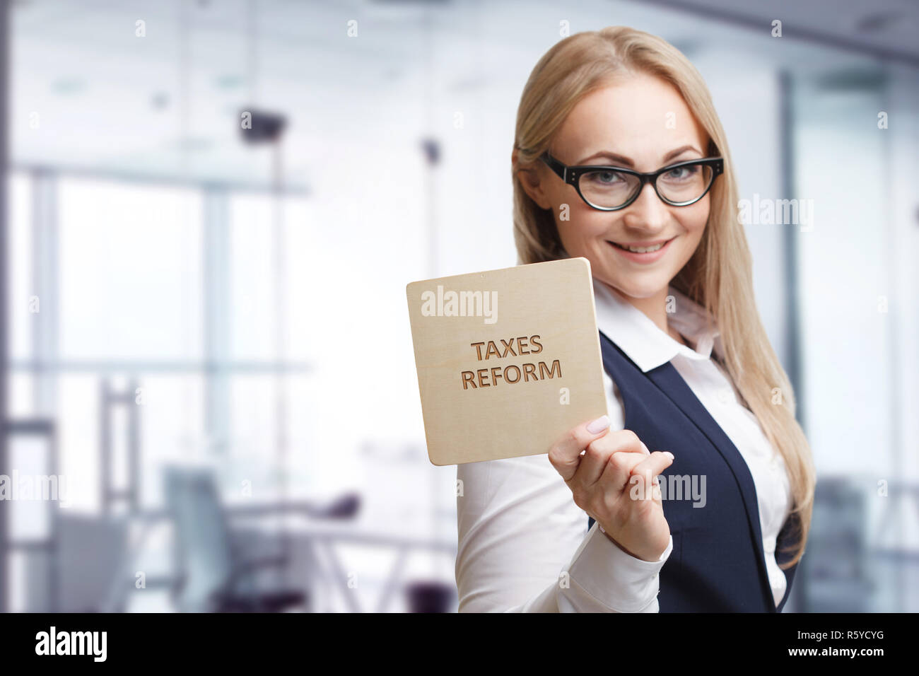 Technologie, Internet, Business und Marketing. Junge Geschäftsfrau schreiben Wort: Steuern reform Stockfoto