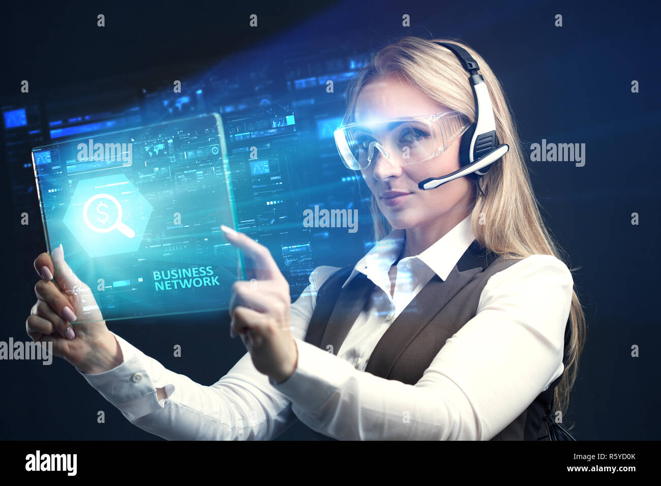 Das Konzept der Business, Technologie, das Internet und das Netzwerk. Ein junger Unternehmer arbeiten an einer virtuellen Bildschirm der Zukunft und sieht den inscrip Stockfoto