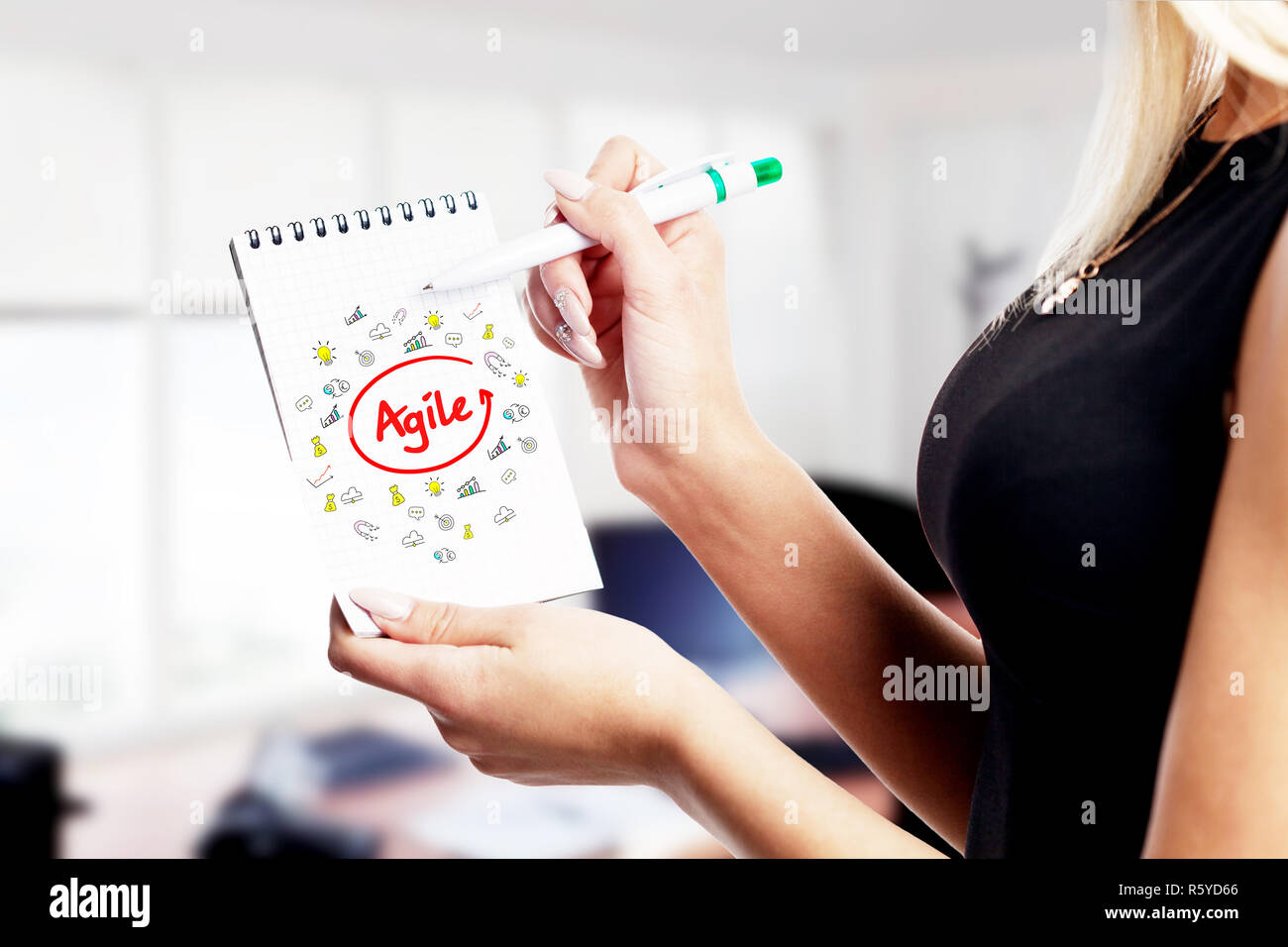 Wirtschaft, Technologie, Internet und Netzwerk Konzept. Junge erfolgreiche Unternehmer im Prozess der Arbeit. Agile Stockfoto