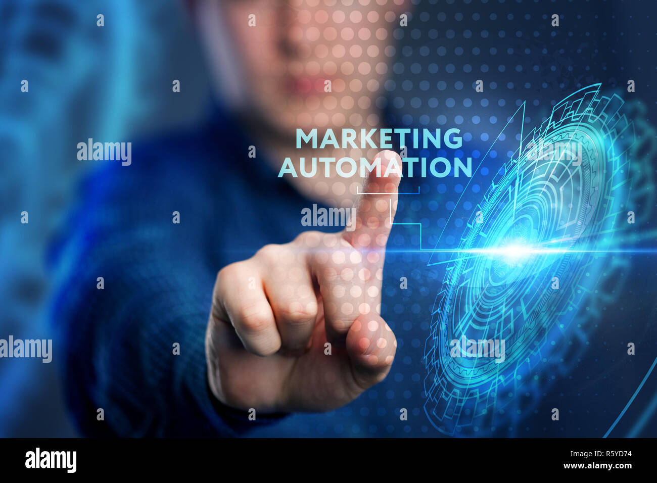 Das Konzept der Business, Technologie, das Internet und das Netzwerk. Ein junger Unternehmer arbeiten an einer virtuellen Bildschirm der Zukunft und sieht den inscrip Stockfoto