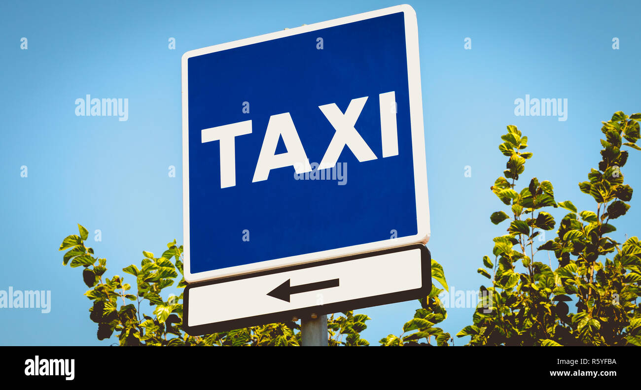 Blaue quadratische Schild mit einem Taxi Draht Stockfoto