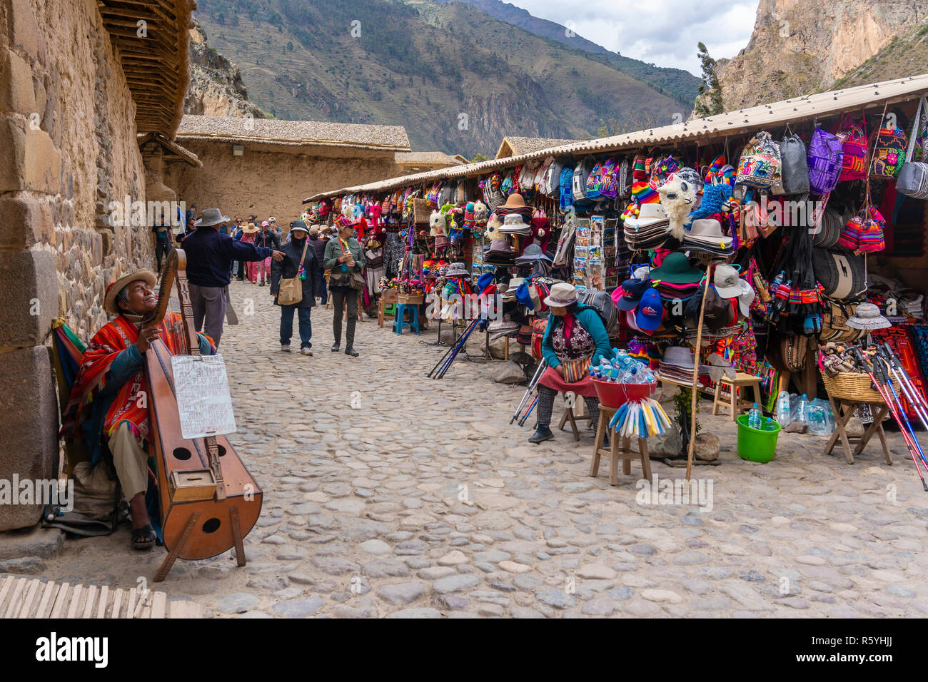 Touristen, die in einem Markt in Cuzco in Peru Stockfoto