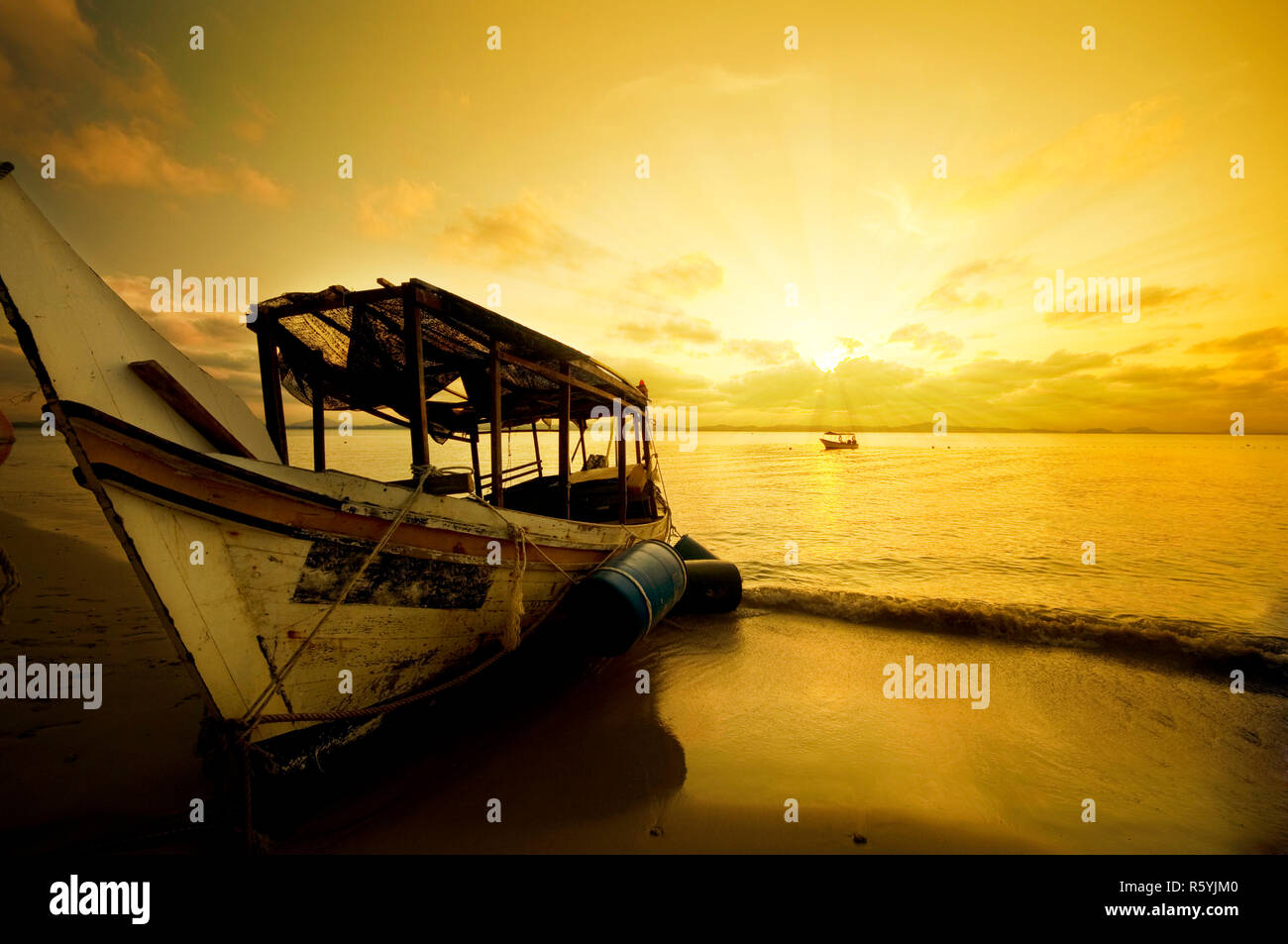 Fischerboot im Sonnenuntergang Stockfoto