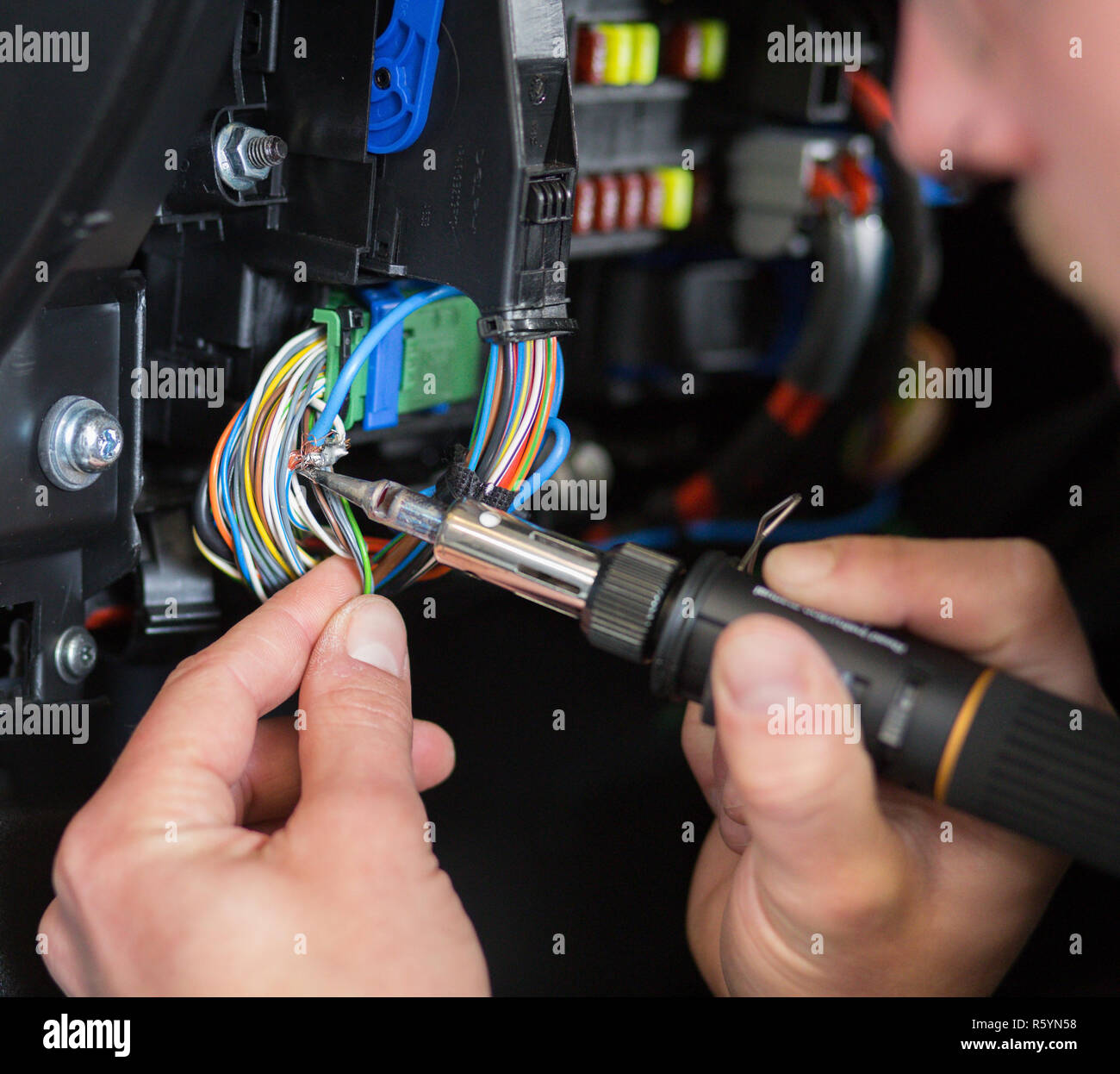 Lötarbeit eine KFZ-Elektrik Stockfoto