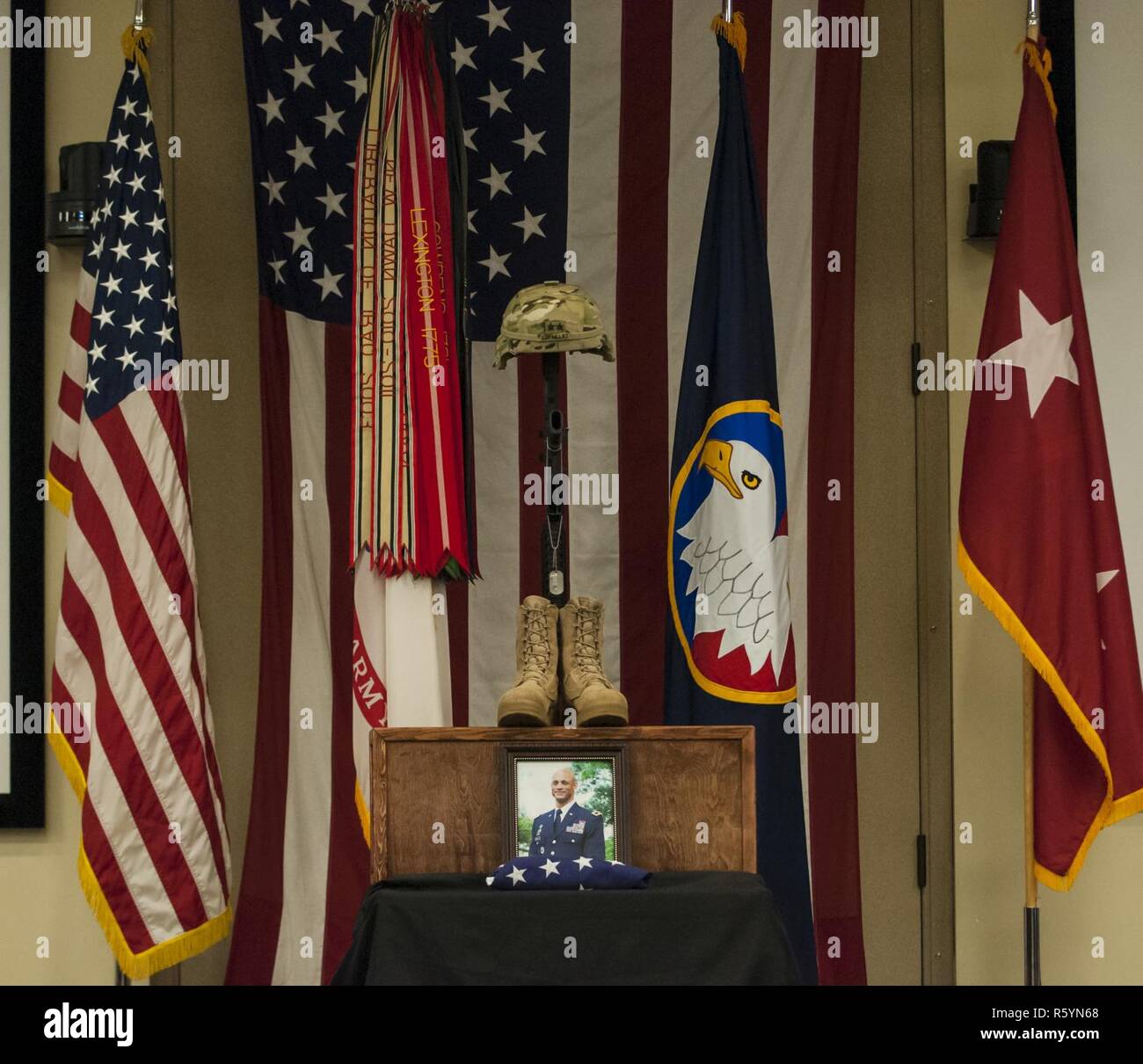 U.S. Army Reserve Soldaten und Zivilisten erinnerte Generalmajor Francisco A. Espaillat während einer Gedenkveranstaltung in der U.S. Army Reserve Command Headquarters, 19 April, 2017, Fort Bragg, N.C. Espaillat, 56, aus New York City, war schiefergedeckt, die neben der US-Armee finden werden Befehl Stabschef. Zuvor war er als Kommandierender General des 143 Sustainment Command (Auslandseinsätze), in Orlando, Fla. Espaillat starb am 7. April 2017, am Fort Bragg. Stockfoto