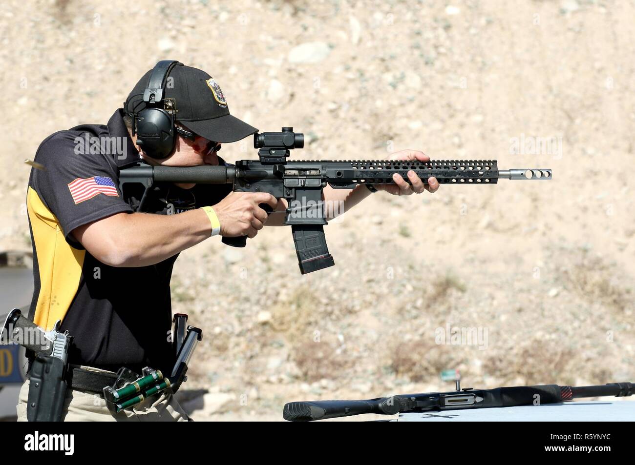 Staff Sgt. John Browning, ein Jackson, Georgia Eingeborener und Soldaten mit der US-Armee Treffsicherheit, feuert seine Waffe während der 2017 US-praktische Shooting Association Multi-Gun Staatsangehörigen in Las Vegas, Nevada, am 15. April. Nach den dreitägigen Wettbewerb, 14 verschiedene Phasen enthalten, Browning schnappte sich den zweiten Platz in der Division. Stockfoto