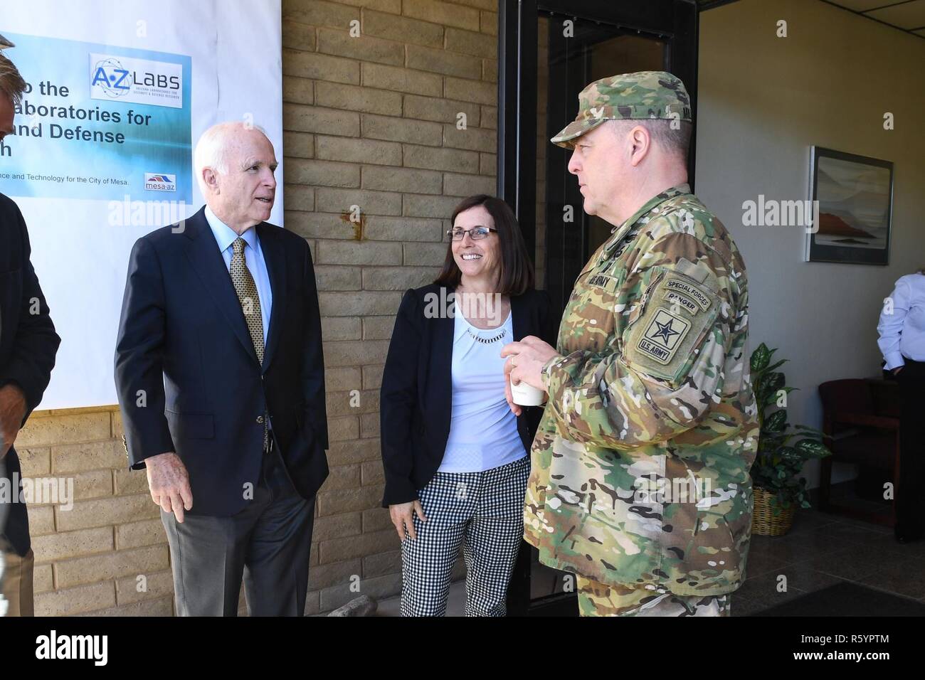 Us-Generalstabschef Gen. Mark A. Milley trifft sich mit Senator John McCain bei einem Besuch in der Arizona Cyber Warfare Reihe, MESA, Ariz., 18. April 2017. Stockfoto