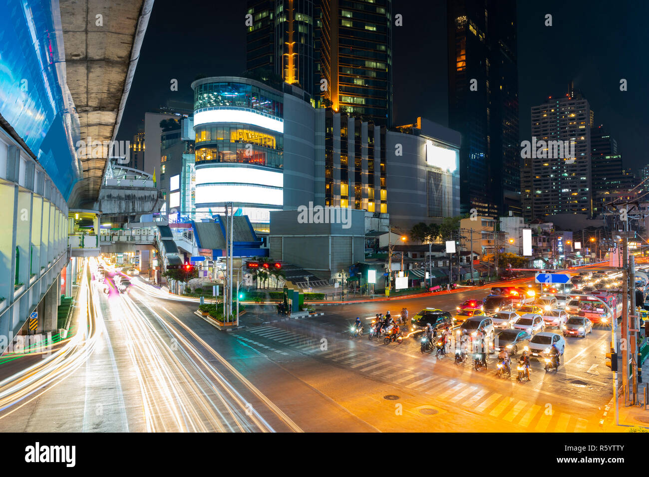 Die lange Exposition auto Licht im Nachtleben von Bangkok Thailand. Stockfoto