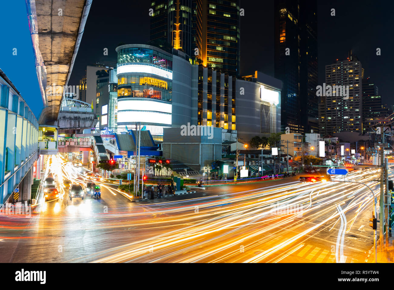 Die lange Exposition auto Licht im Nachtleben von Bangkok Thailand. Stockfoto