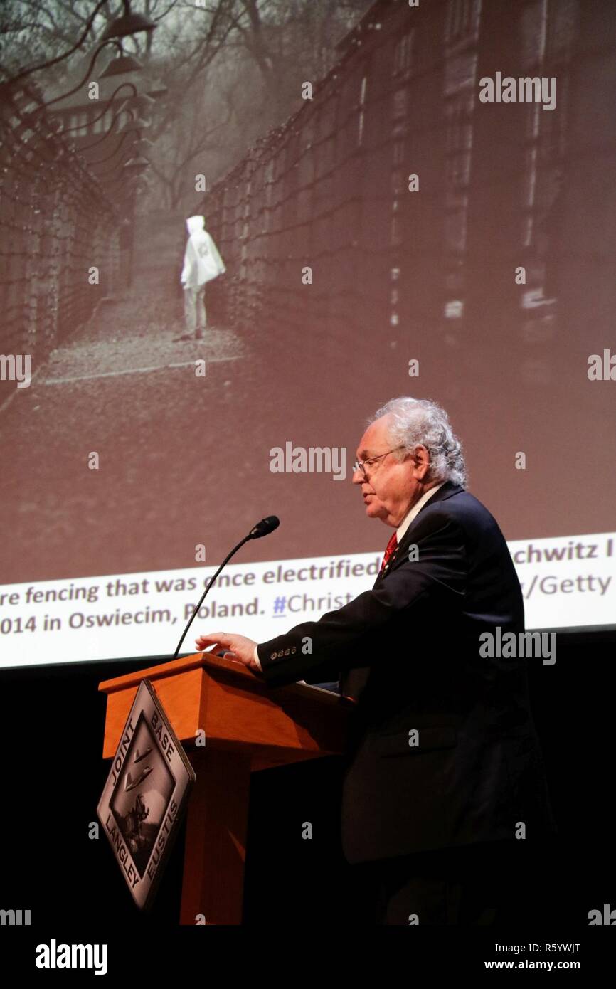 Ft. Eustis, Virginia 21. April 2017. 7. Transport-Brigade (Expeditionary) bewirtet Holocaust Gedenktag am Wylie Theater mit Gastredner Dr. Roger M. Loria, Professor an der Virginia Commonwealth University Medical College und Holocaust-Überlebender. "Wir müssen lernen, unsere Geschichte, nicht aus Gründen der Bildung, aber für die Sicherheit wird sich die Geschichte nicht wiederholen." Dies sind einige der Wörter, die Dr. Loria mit den Soldaten, gemeinsam wie er seine Geschichte erzählen. Stockfoto