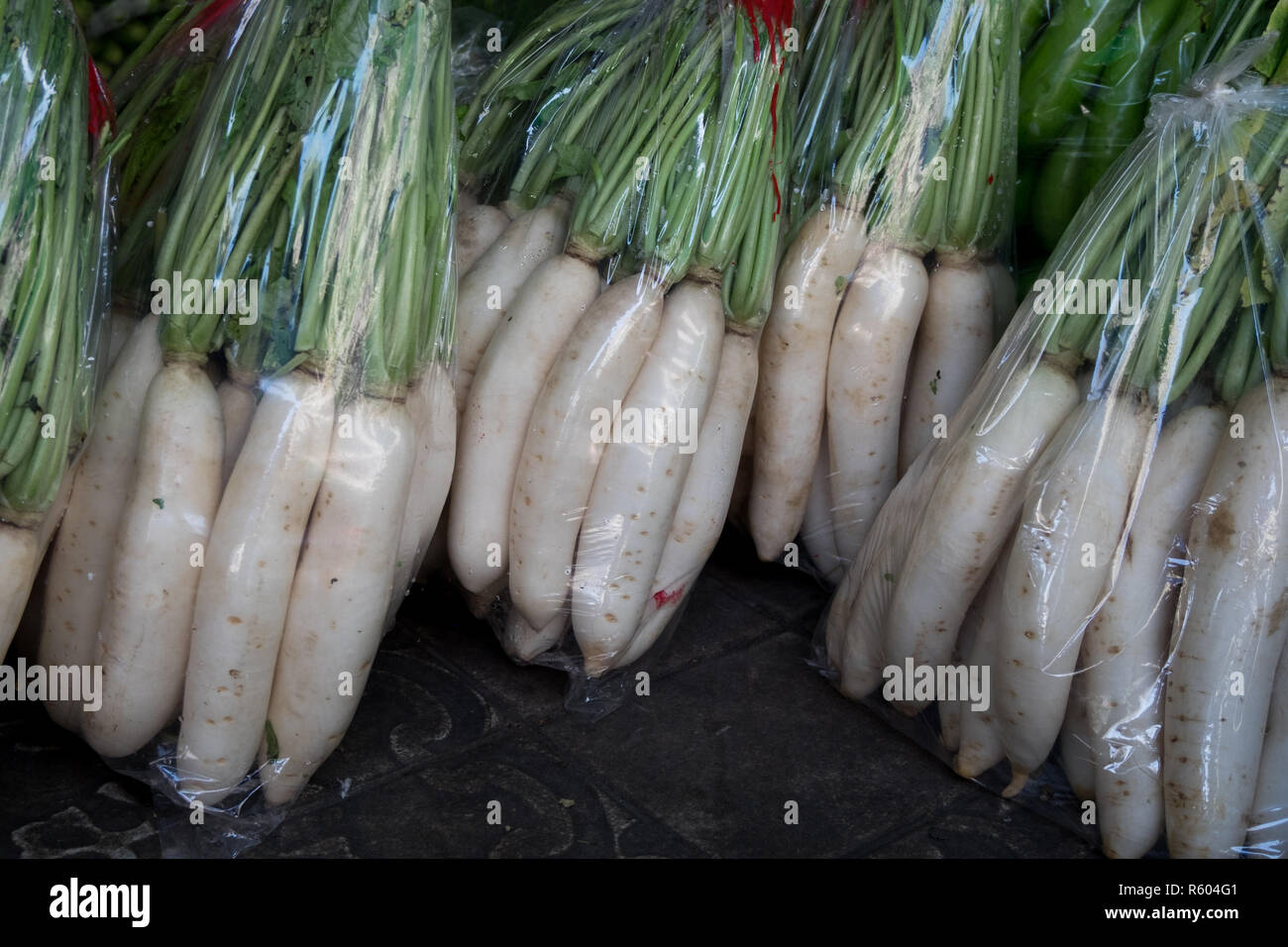Gemüse auf einem Markt in klare Plastiktüten verpackt. In Hat Yai, Thailand. Stockfoto
