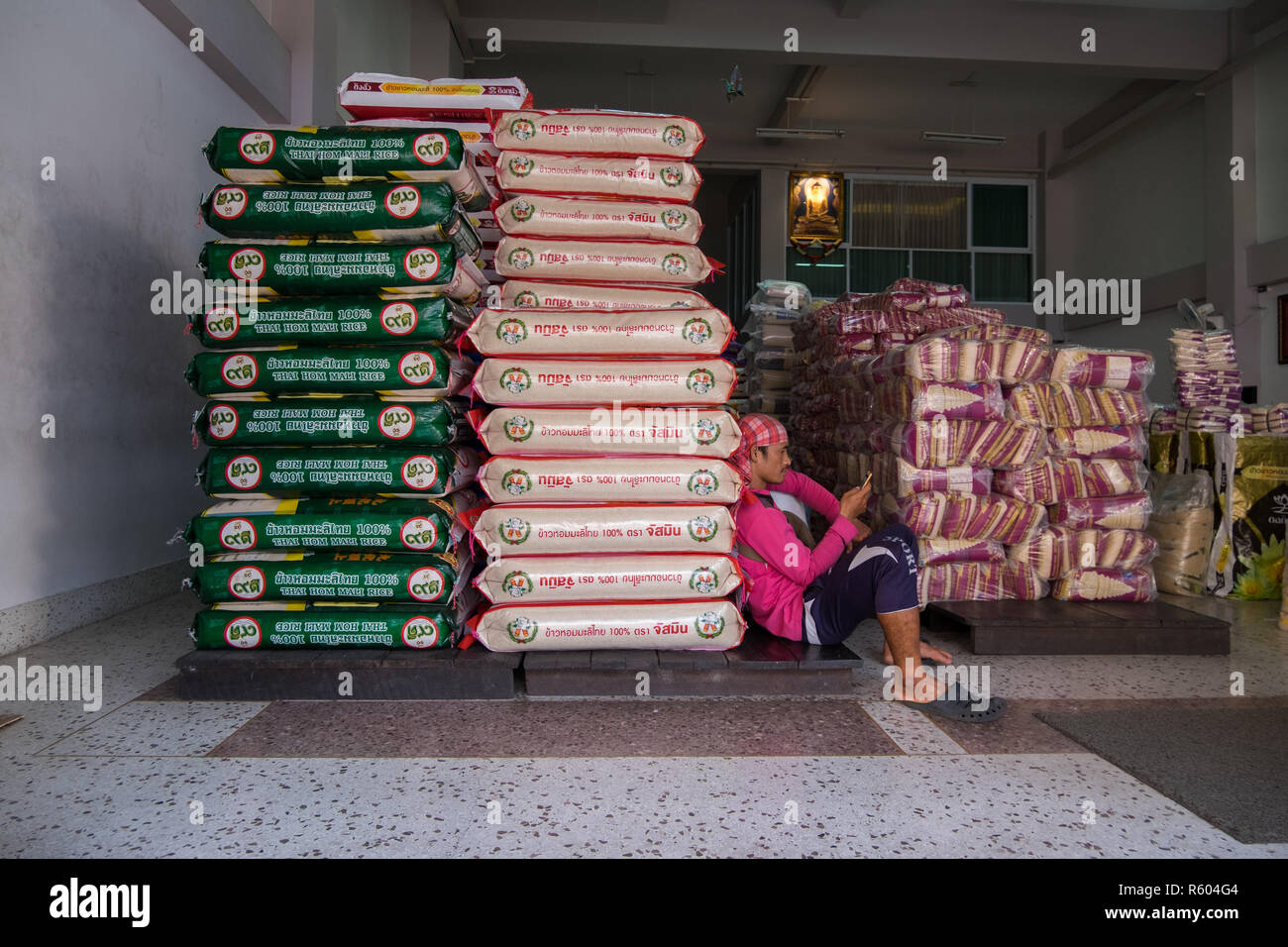 Eine gut gefüllte Reis Shop bietet viele verschiedene Sorten. In Hat Yai, Thailand. Stockfoto