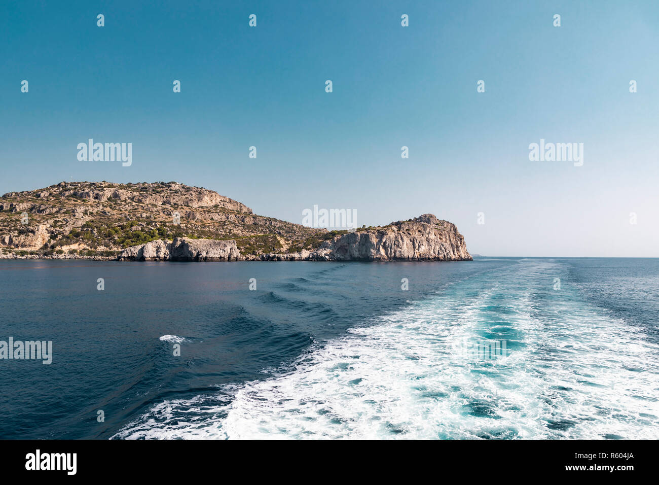 Blick auf die Insel Rhodos in Griechenland, vom Meer mit dem Boot Pfad im Wasser. Stockfoto