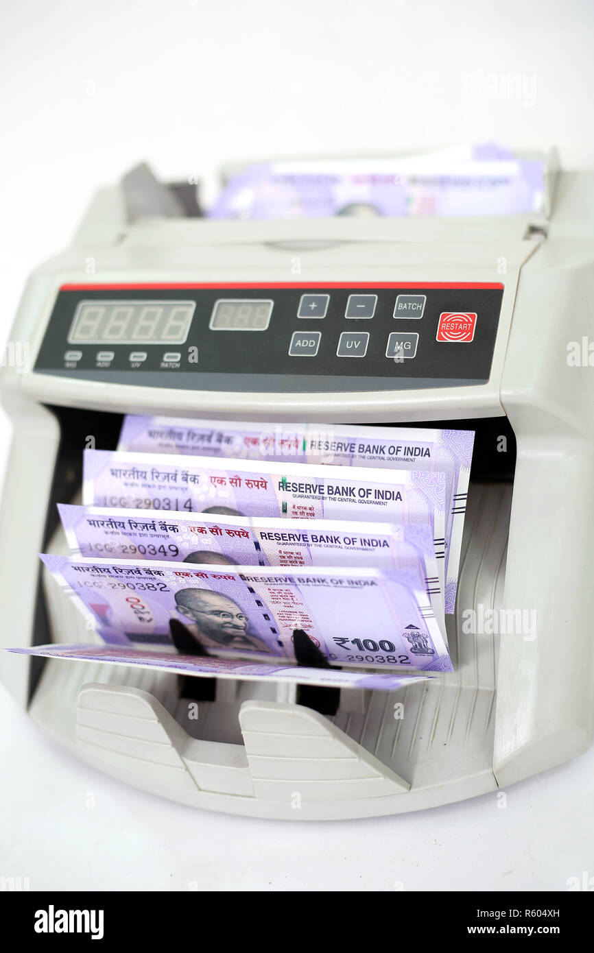 Banknote Zähler zählt Indischer Banknoten. Auf den weißen Hintergrund isoliert. Stockfoto