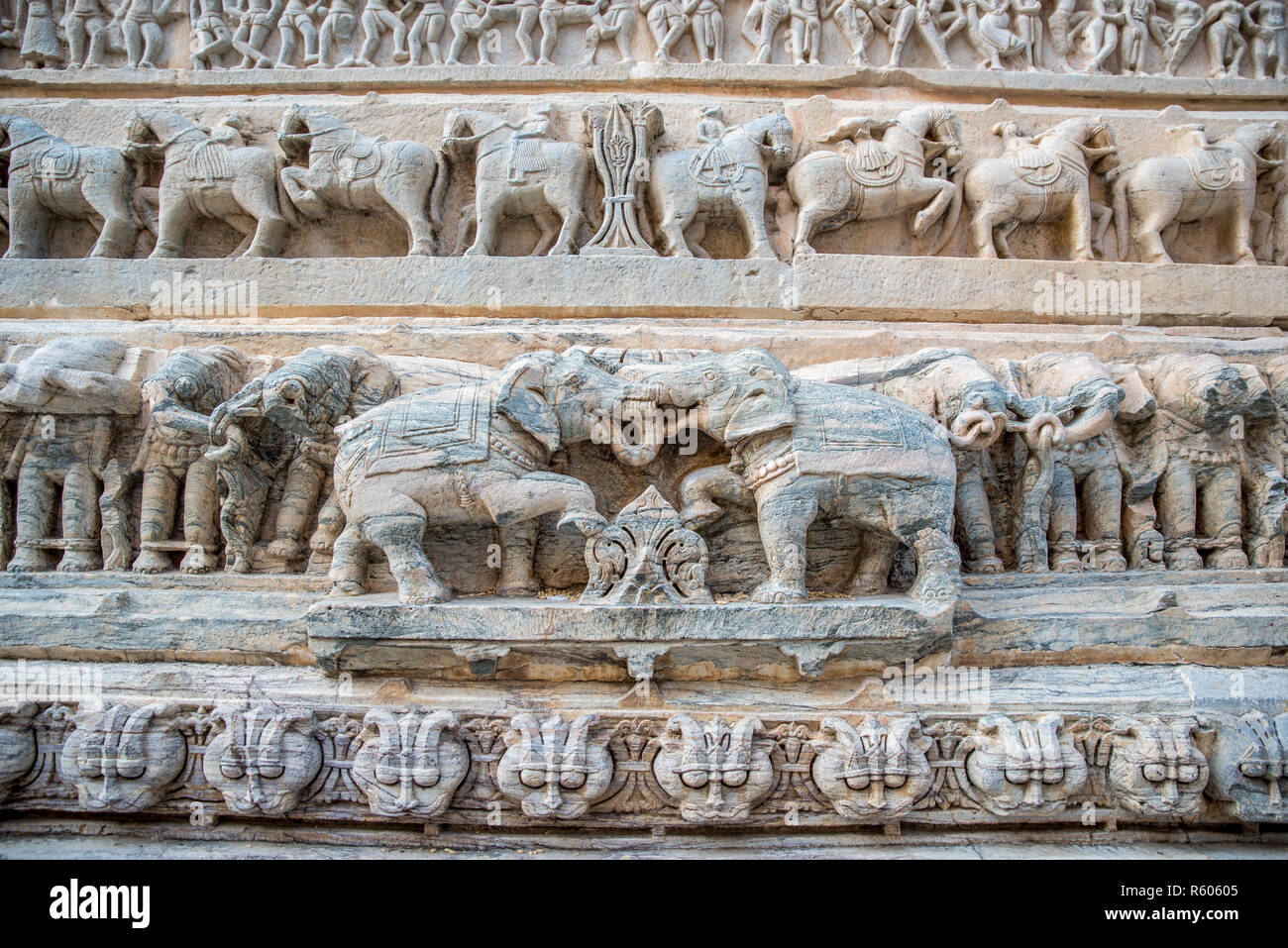 Detail der Schnitzereien mit zwei Elefanten außerhalb Jagdish Tempel, Udaipur, Rajasthan, Indien Stockfoto