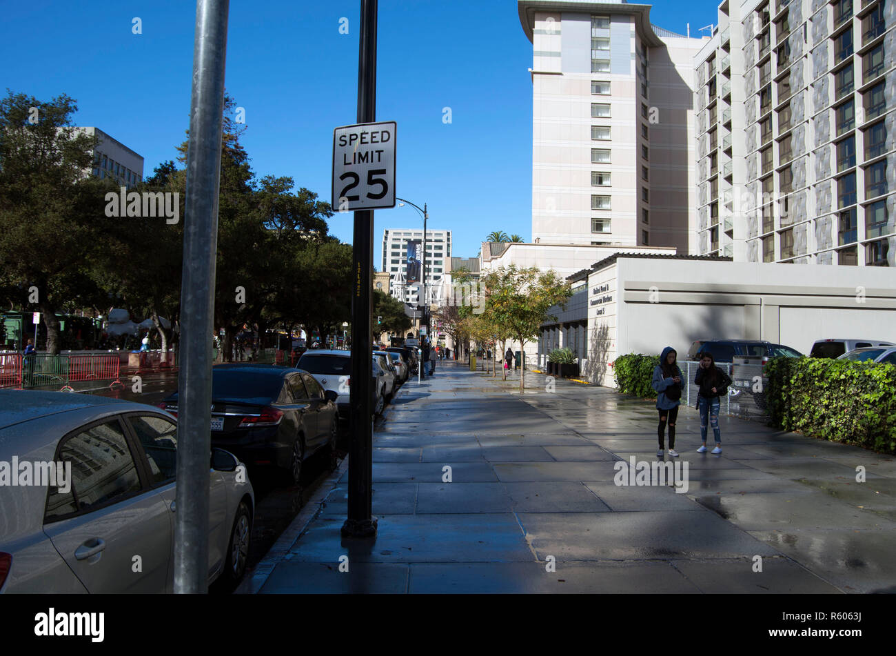 Geschwindigkeitsbeschränkungen sind überall in San Jose, CA. Stockfoto