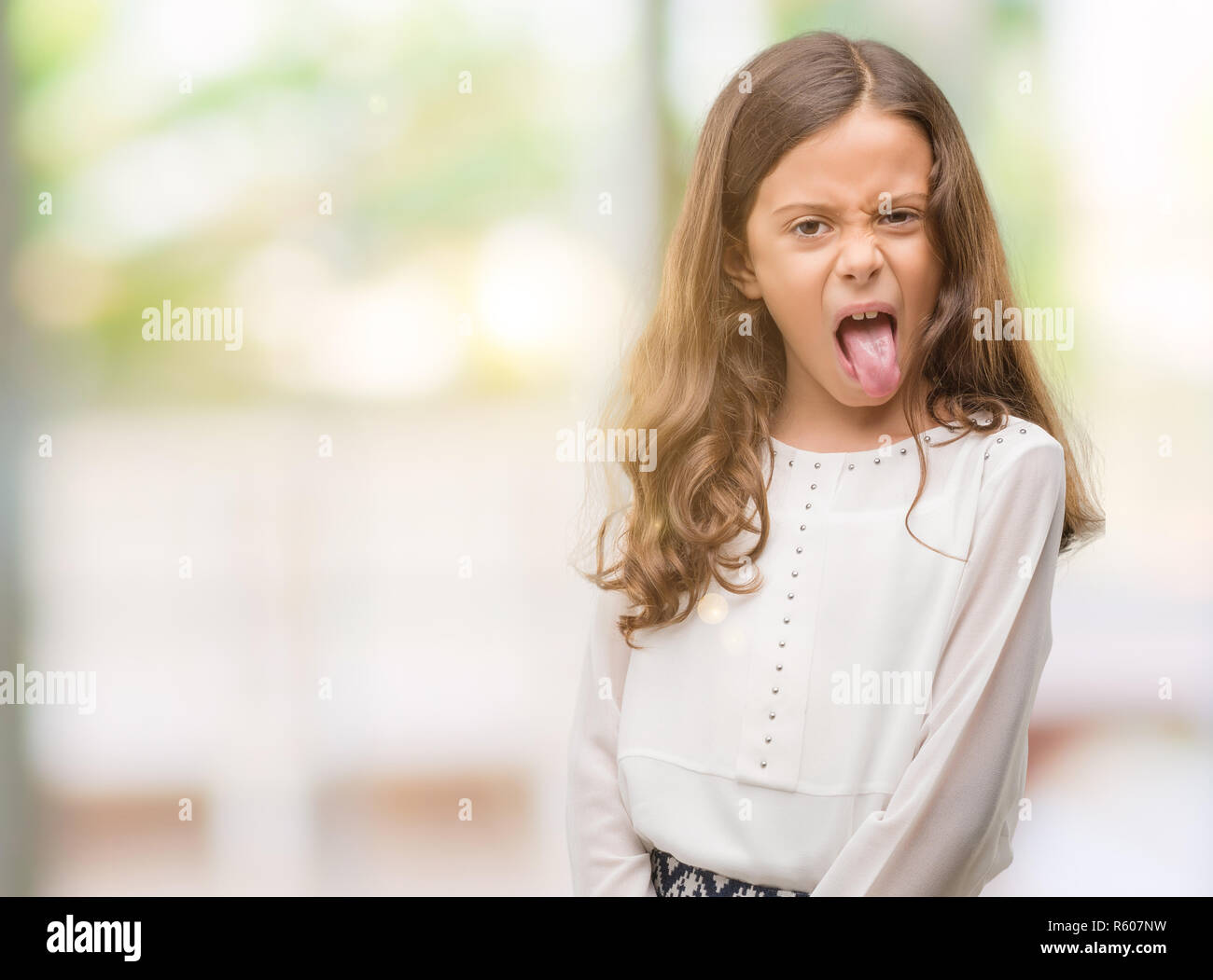 Brunette Hispanic girl Zunge heraus glücklich mit lustigen Ausdruck. Emotion Konzept. Stockfoto