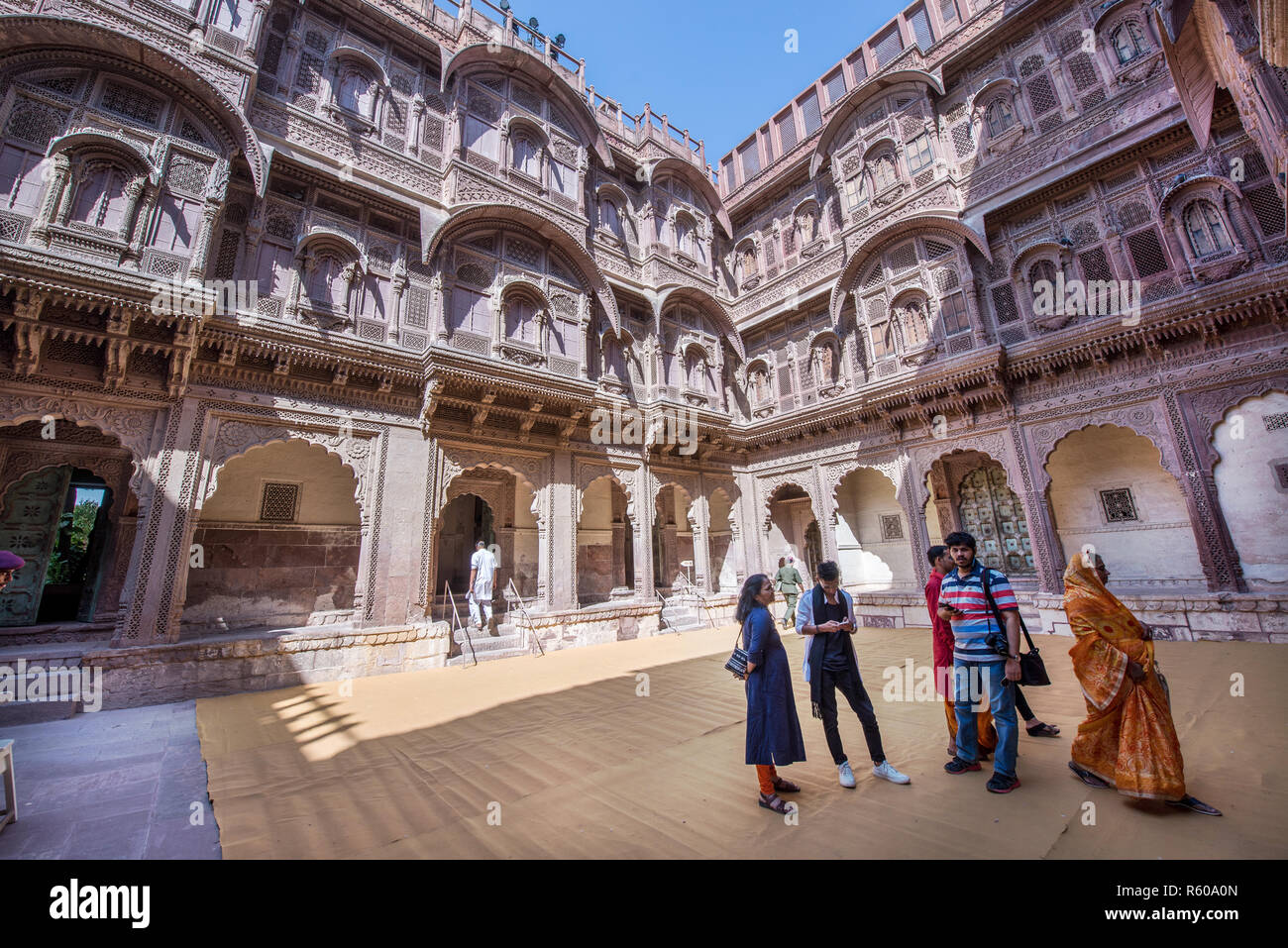 Tourist in einem Innenhof von Mehrengarh Fort, Jodhpur, Rajasthan, Indien Stockfoto