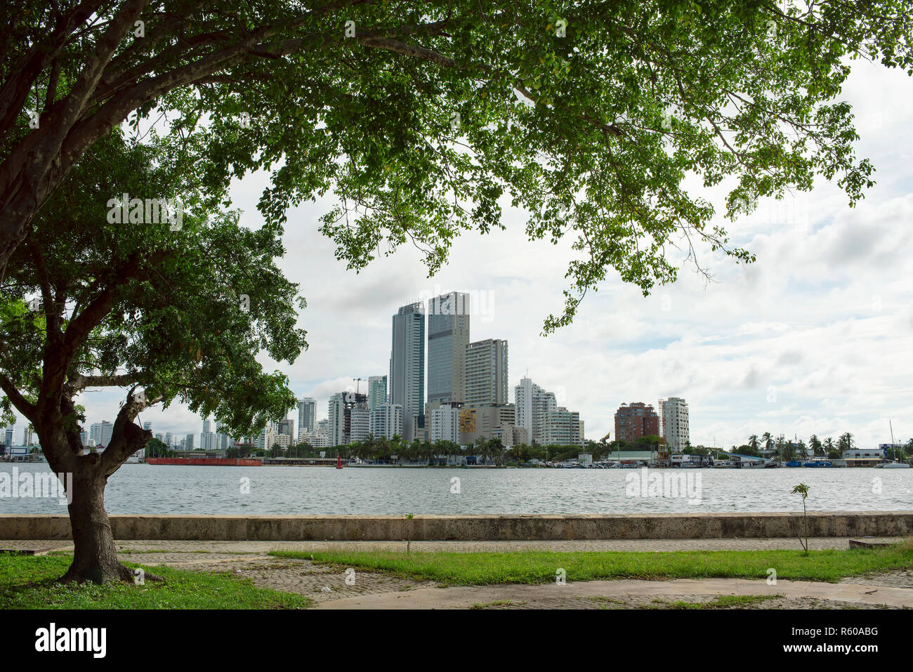 Blick auf die Hochhäuser von dem neuen Stadtteil Bocagrande von der Altstadt Getsemani genommen. Cartagena de Indias, Kolumbien. Okt 2018 Stockfoto