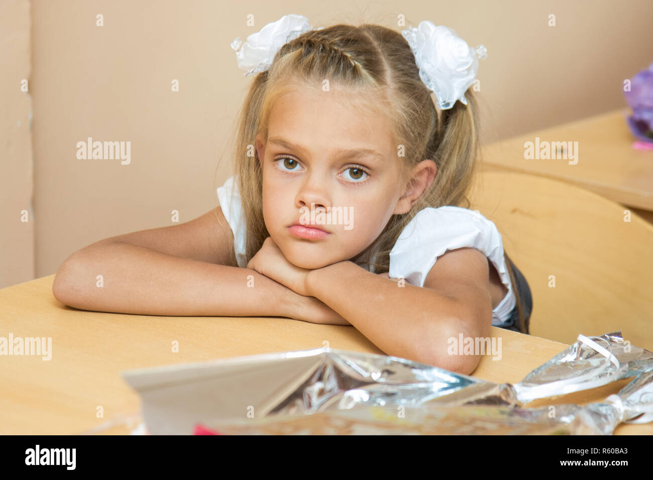 Ein trauriges mädchen an ihrem Schreibtisch an die Lektion der ersten September Stockfoto