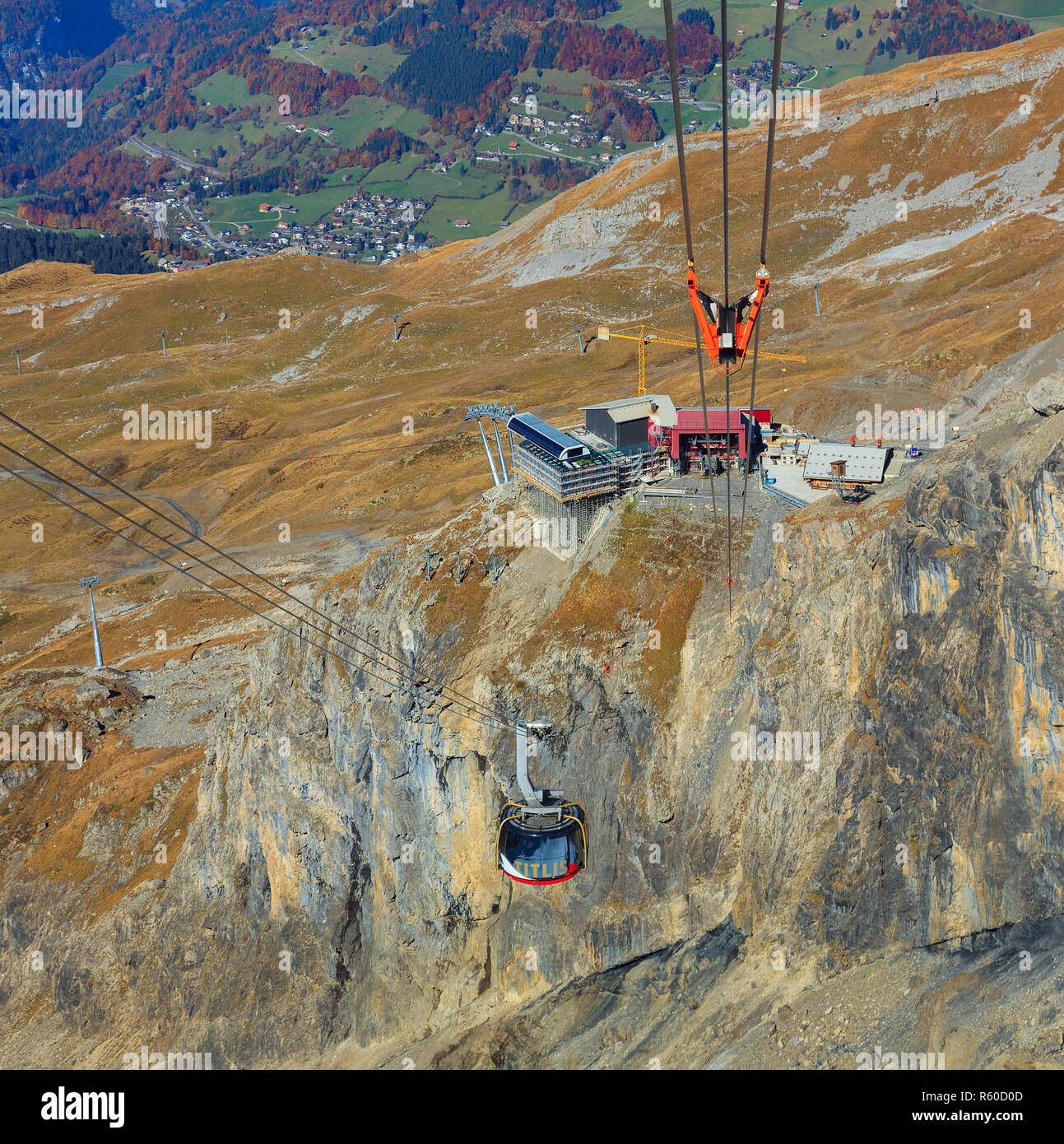 Rotair overhead Cable Car auf dem Mt. Titlis, Schweiz, Blick von der Station auf dem Gipfel des Berges. Stockfoto