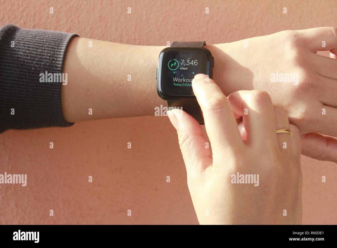 Frau mit smart Watch (fitbit) Stockfoto