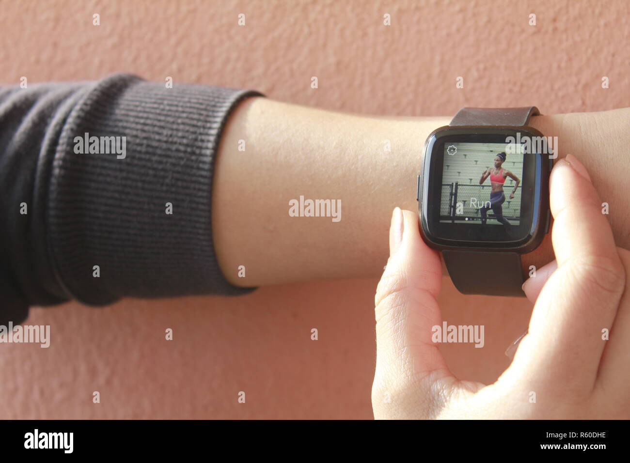 Frau mit smart Watch (fitbit) Stockfoto