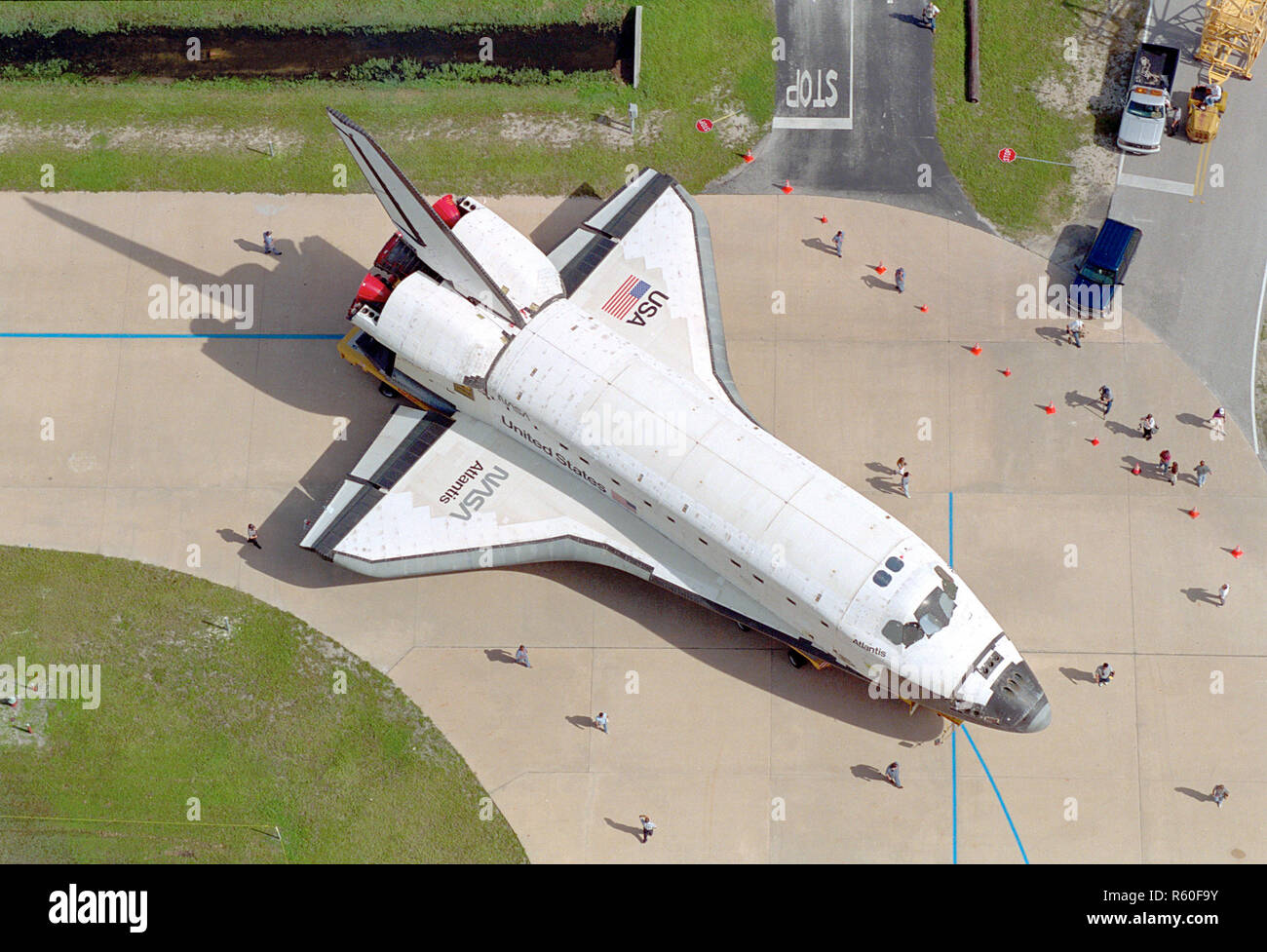 Auf einem Orbiter Transporter durchgeführt, das Space Shuttle Orbiter Atlantis macht die kurze Reise von Orbiter Processing Facility Schacht 3 des Fahrzeugs Stockfoto