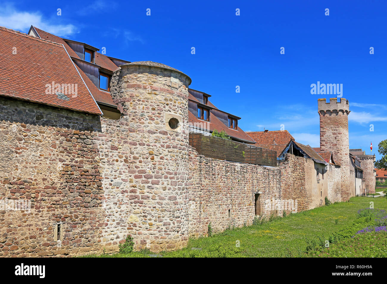 Remparts Stadtmauer in Obernai im Elsass Stockfoto